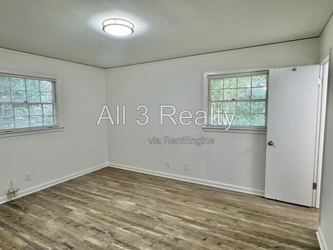Building Photo - 2557 Woodley Rd