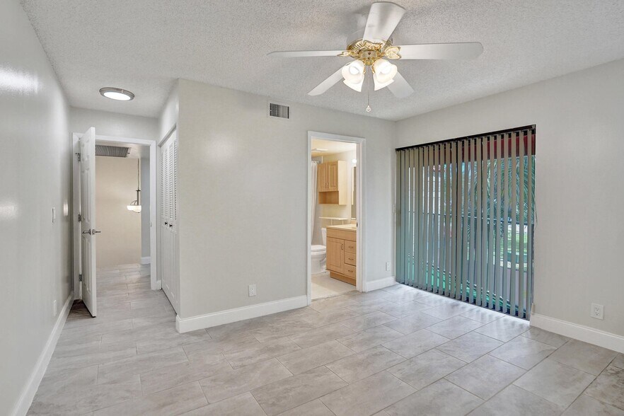 Building Photo - 4260 Village Dr