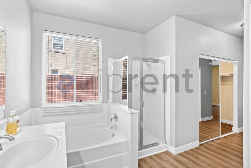 Building Photo - Unit