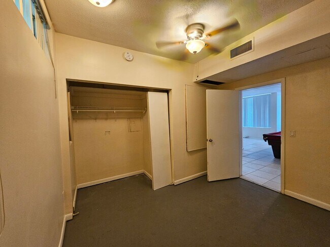 Building Photo - 6 Bedroom/3 Bath home in Black Acres