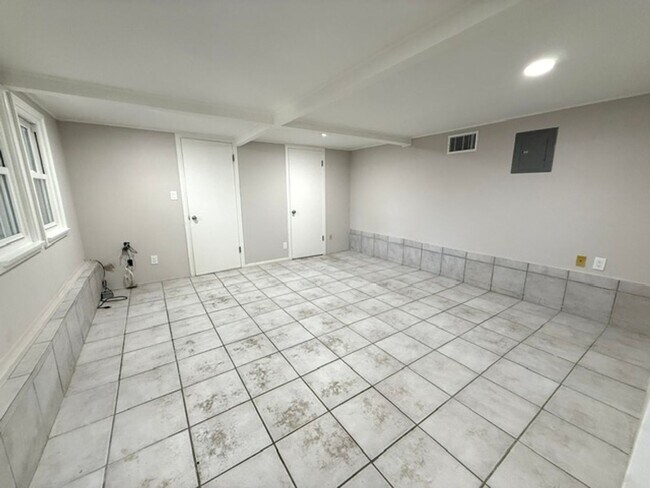Building Photo - La Cañada Schools-  Family Home - Natural Hardwood, 2 car attached garage, Central A/C, New Appli...