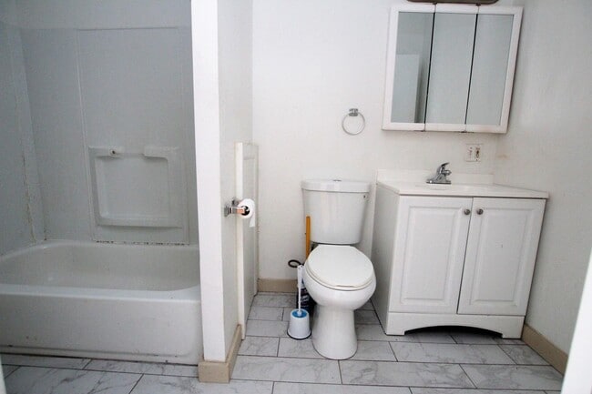 Building Photo - Spacious bi-level one bedroom in Nolibs