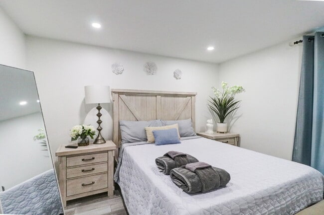 Building Photo - Fully Furnished 4-Bedroom Pool Home with Golf Course Views in Northdale