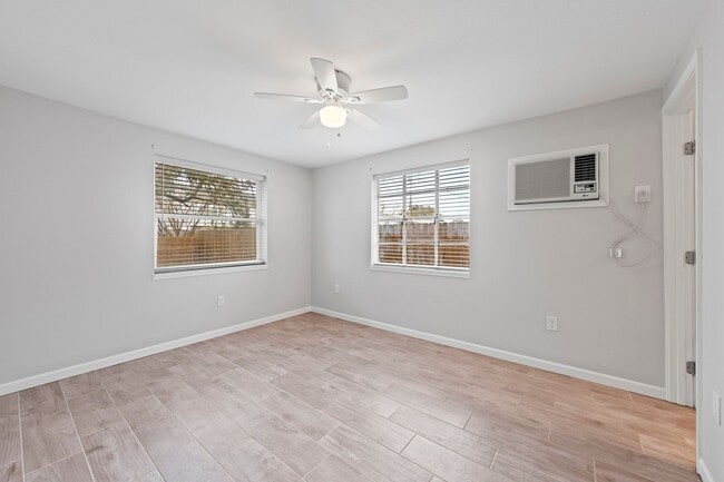 Building Photo - Quaint 1 bedroom cottage in Fort Walton Be...