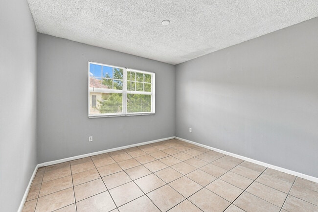 Building Photo - 5860 W Sample Rd