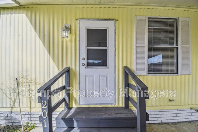 Building Photo - 201 Country Ln
