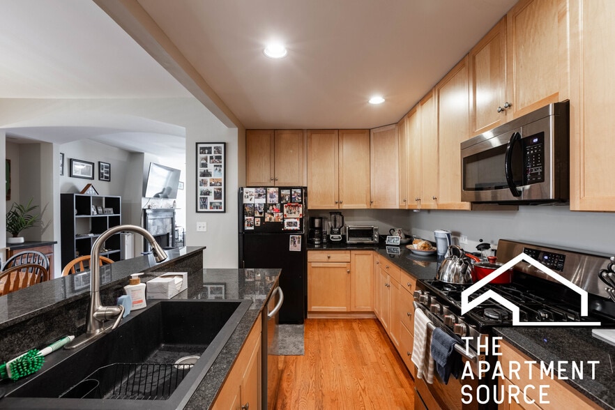 Primary Photo - 2330 W Huron St