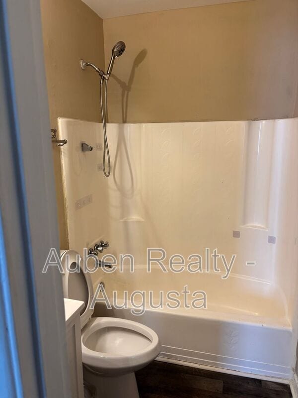 Building Photo - 2516 Kensington Dr E