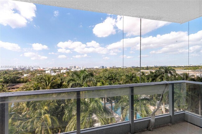 Building Photo - 2627 S Bayshore Dr