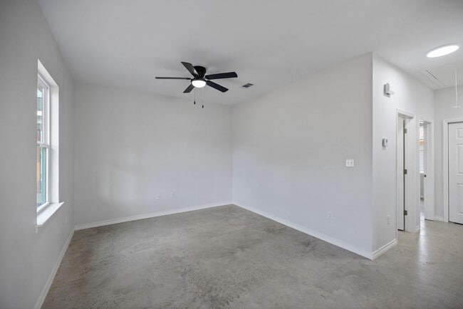 Building Photo - 608 E Beech St