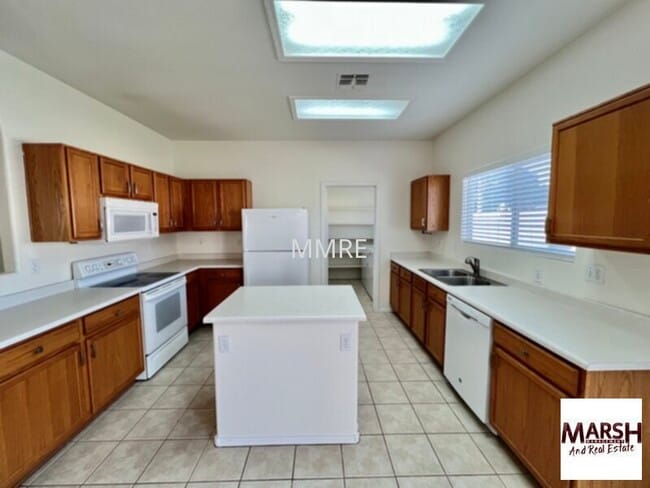 Building Photo - Nice 3 bedroom home with new paint &amp; new carpet in Mesa!
