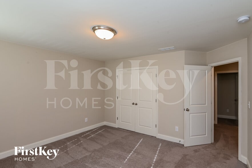 Building Photo - 9147 Marion Oaks Dr