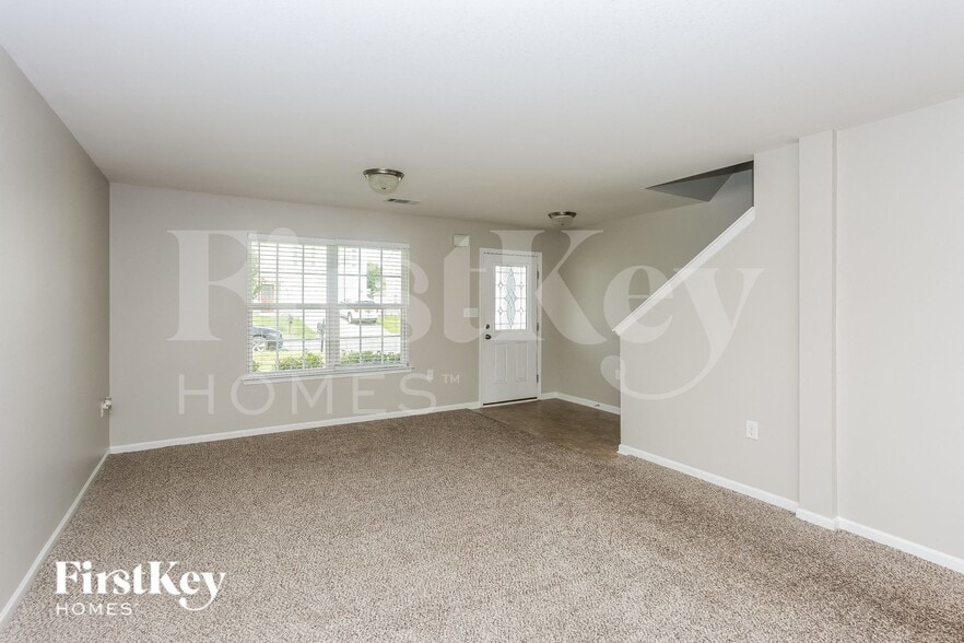 Building Photo - 2885 Village Center Dr