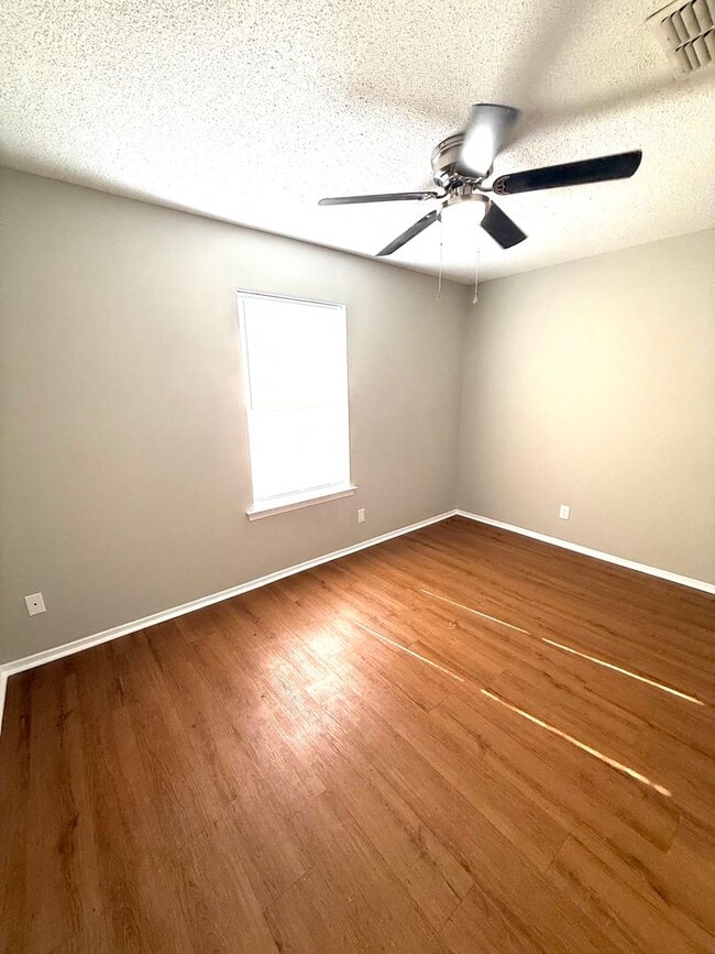 Building Photo - ** 3 Bed 2 Bath located in Regency Park ** call 334-366-9198 to schedule a self showing