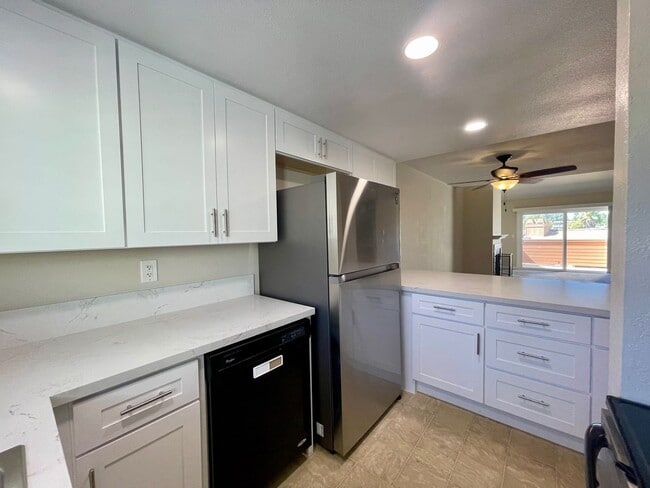 Building Photo - 2 Bedroom-2 Bathroom Single Story Condo; 2...