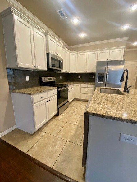 Building Photo - 1087 N Leverett Ave