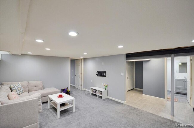 Building Photo - 37653 Longacre Dr