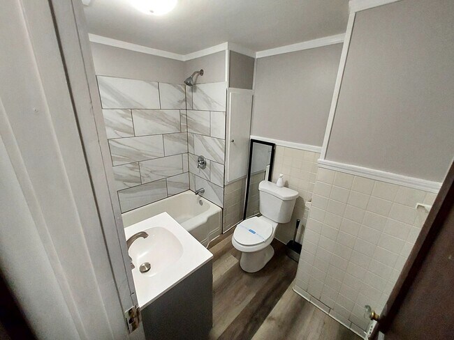 Building Photo - Welcome to your new home! 2 bed 1 bath single family house