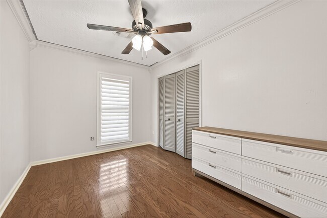 Building Photo - 805 Camelot Ln