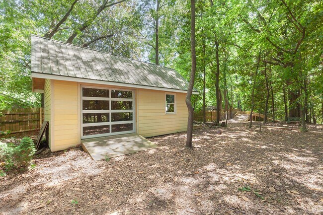 Building Photo - Beautiful 4/4 Plus Office, 4 Blocks From E...