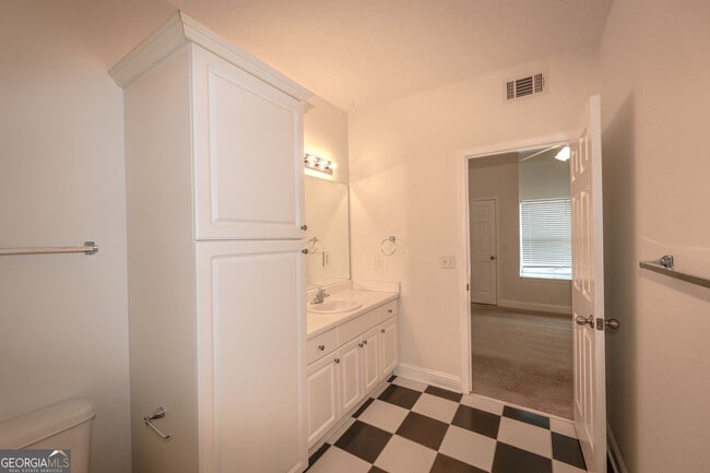 Building Photo - 37 Intown Pl