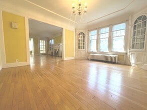 Building Photo - 2533 N Lake Dr