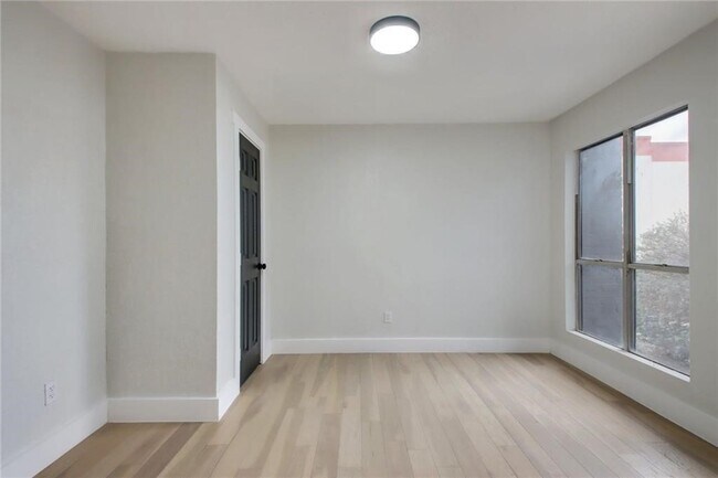Building Photo - 909 Reinli St