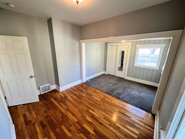 Building Photo - SINGLE FAMILY HOME W/LARGE FENCED YARD!