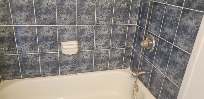 Building Photo - 14840 Naranja Lakes Blvd