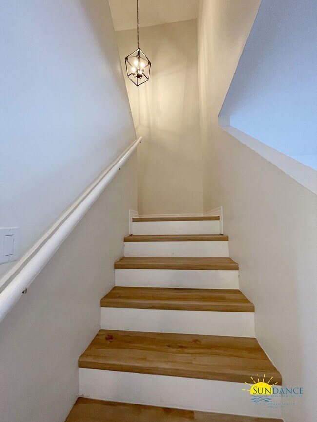 Building Photo - Newly Renovated 2BR Townhouse in Fort Walt...