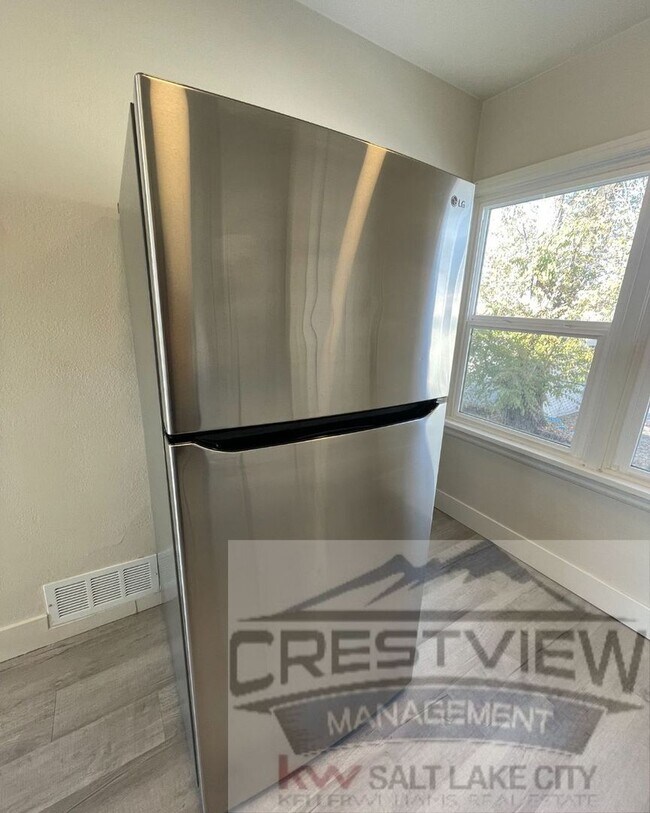 Building Photo - Theall Triplex