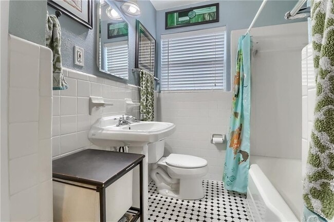 Building Photo - 1504 Hillmont St