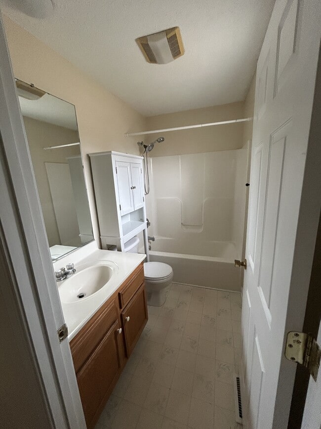 Building Photo - 402 Bumble Bee Ln