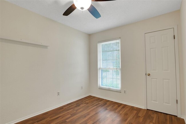Building Photo - 616 Russet Valley Dr