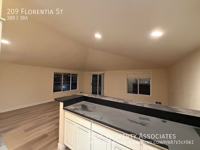 Building Photo - 209 Florentia St