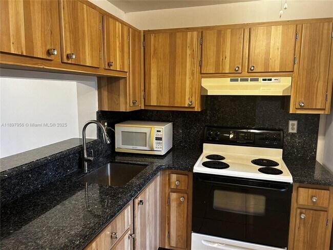 Building Photo - 10855 SW 112th Ave