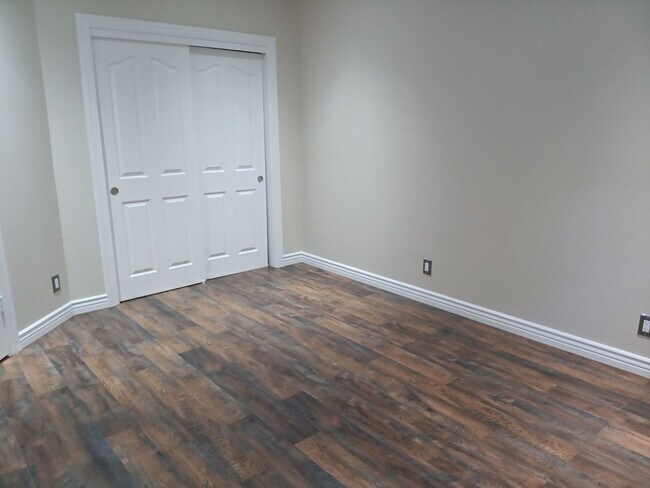 Building Photo - 3 Bedroom, 2 Bathroom Home! Schedule a Showing Soon!