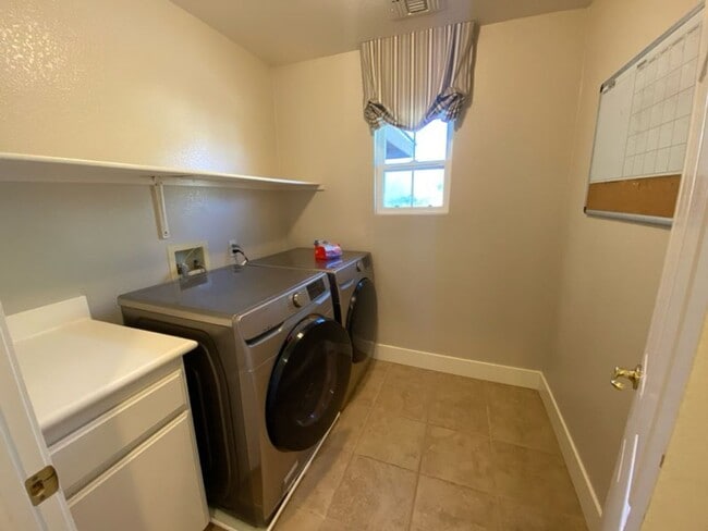 Building Photo - Great 5 Bd/3Bth in the San Marcos Santa Fe...