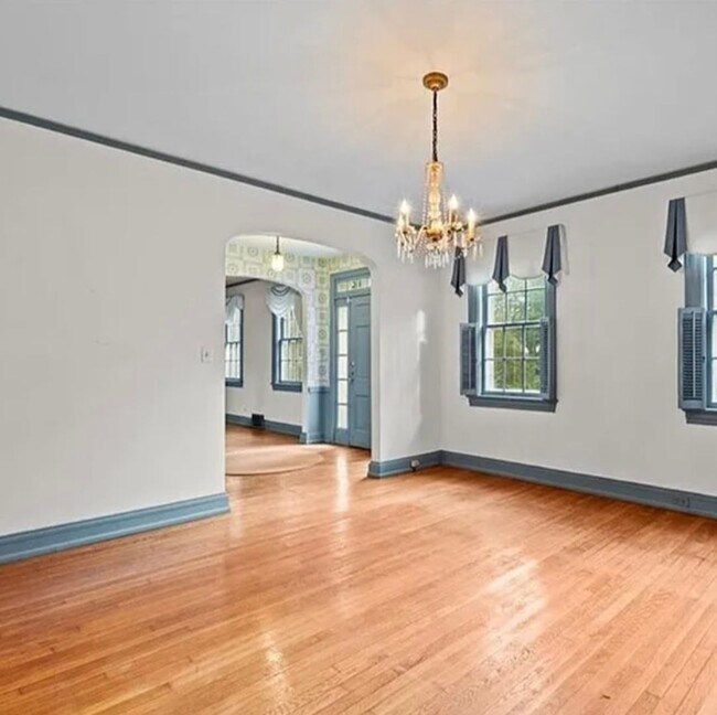 Building Photo - Classic 4BR Cape in Old Irving Park!