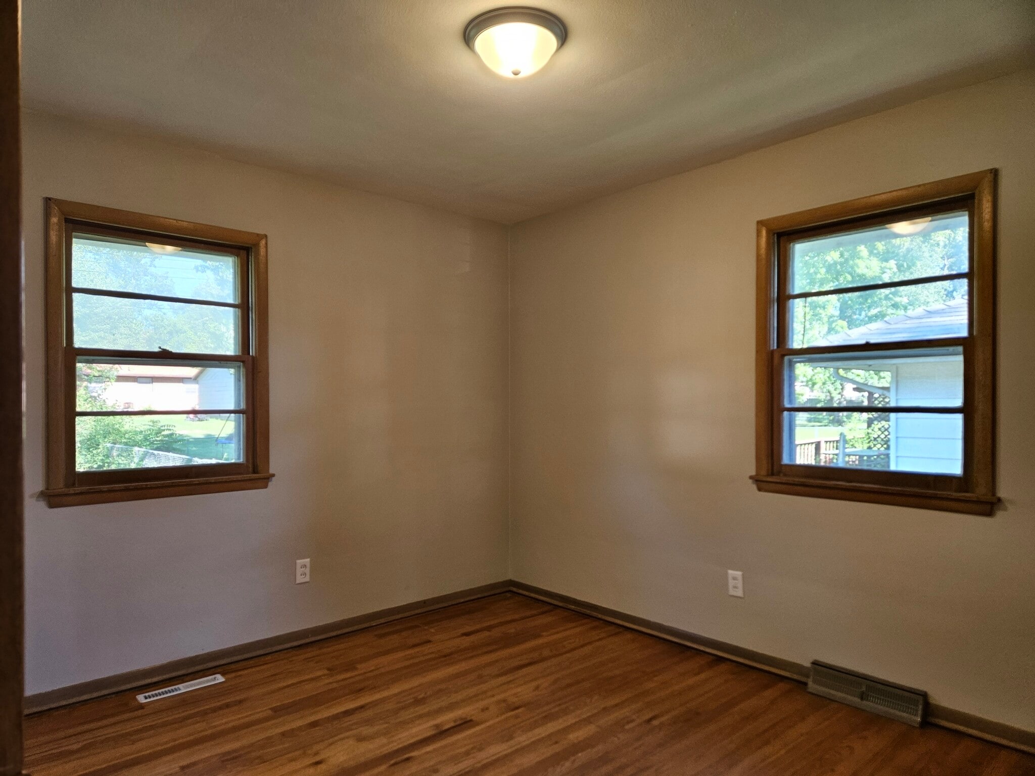 Right rear bedroom - 413 SW Westlawn Dr