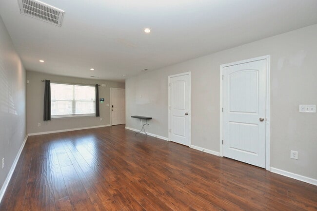 Building Photo - Minutes to Nashville! Stylish 2BR/2.5BA Goodlettsville Townhome