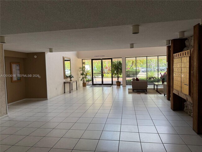 Building Photo - 491 Racquet Club Rd