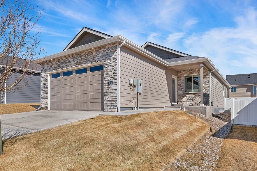 Building Photo - 3615 Blue Feather Trl