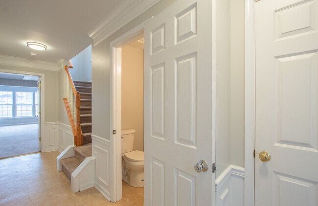Building Photo - Great Views Overlooking the Golf Course - Large 3 Bedroom End unit TownHouse