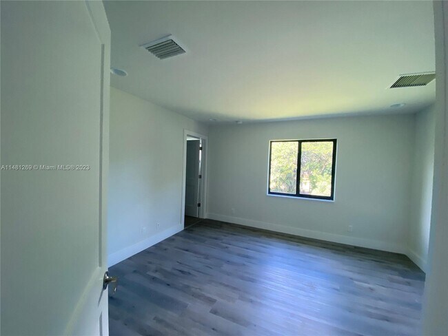 Building Photo - 5609-5611 Polk St