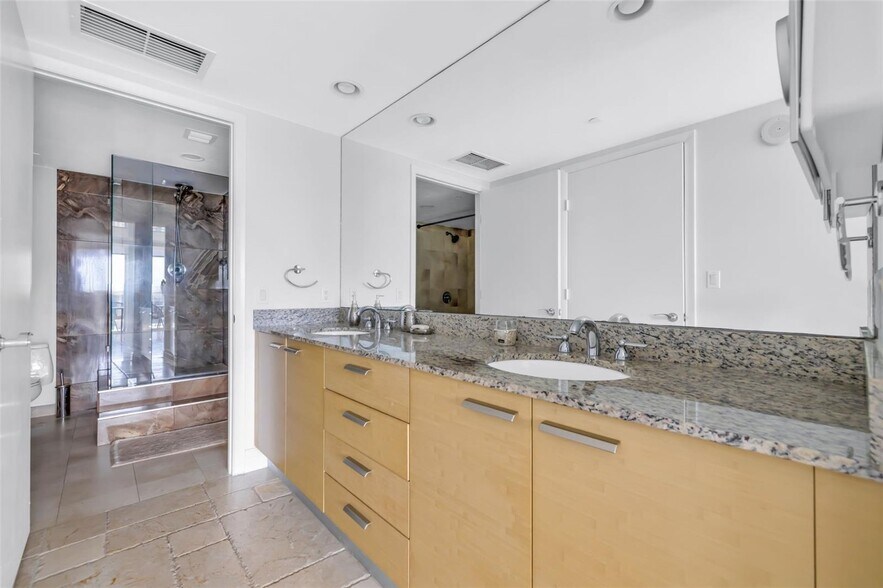 Building Photo - 1800 S Ocean Dr