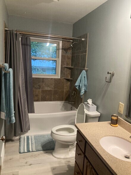 Full Bath - 3080 Perrot Ave S