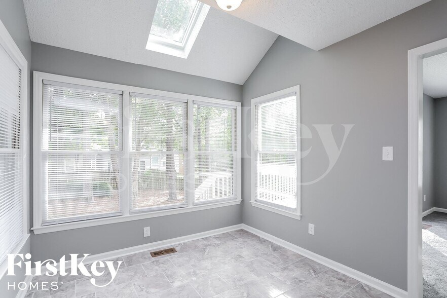 Building Photo - 4905 Chimney Springs Dr