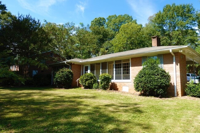 Building Photo - 104 Vanderbilt Rd