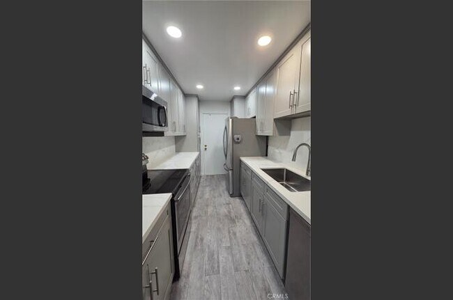 Building Photo - 5400 Lindley Ave